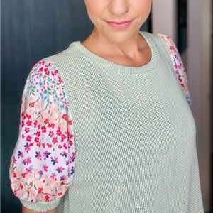 NWT ⭐️Mint Two Tone Floral Puff Sleeve Top⭐️